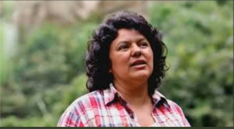 Hoy se cumplen 4 años del asesinato de #BertaCáceres en Honduras. Feminista, revolucionaria,defensora del medio ambiente. #BertaVive en millones de mujeres que llevamos sus banderas. Exigimos justicia!