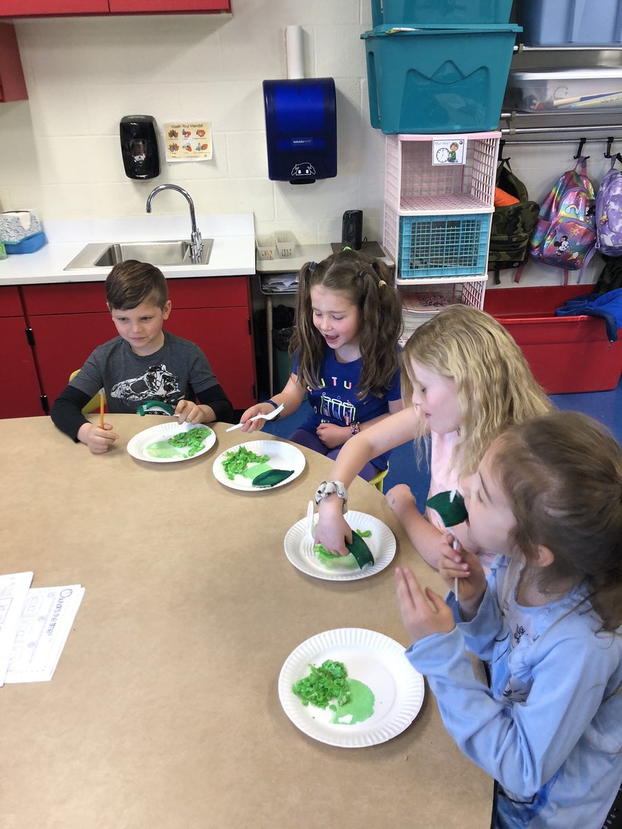 MrsCibellis's tweet photo. Do you like green eggs and ham? Most first graders loved it! #sesdproud #stewshines #DrSeussDay https://t.co/pUTolaAaTE