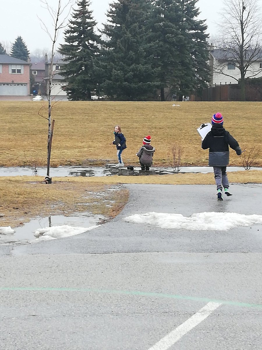 MmeKWiley's tweet photo. Fun #outside investigating #waterandair in our school community on a rainy day #outdooreducation @MrsStoneRocks @brucetlindley @HDSBScienceTech https://t.co/X2qPDFTUEZ