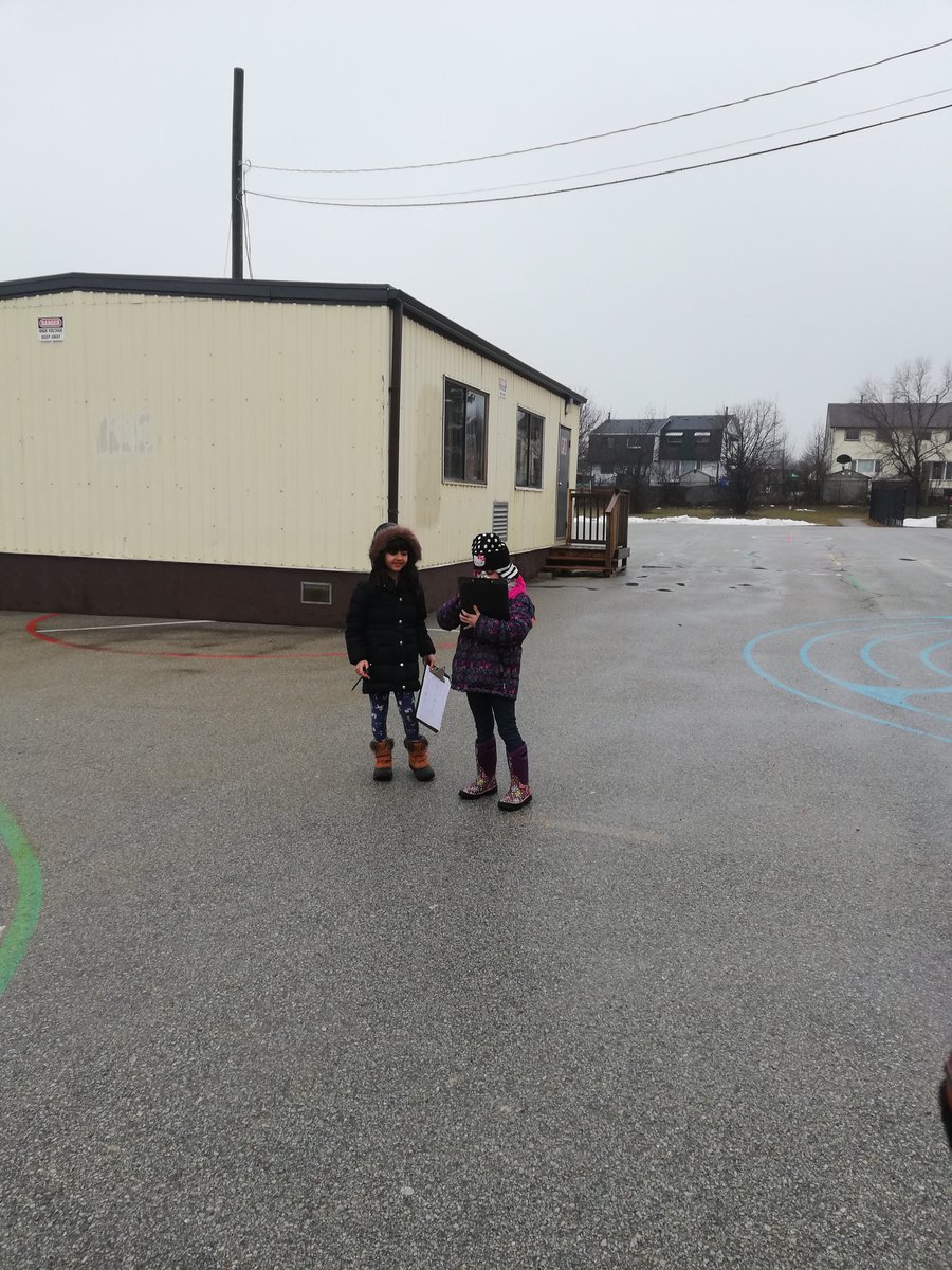 MmeKWiley's tweet photo. Fun #outside investigating #waterandair in our school community on a rainy day #outdooreducation @MrsStoneRocks @brucetlindley @HDSBScienceTech https://t.co/X2qPDFTUEZ