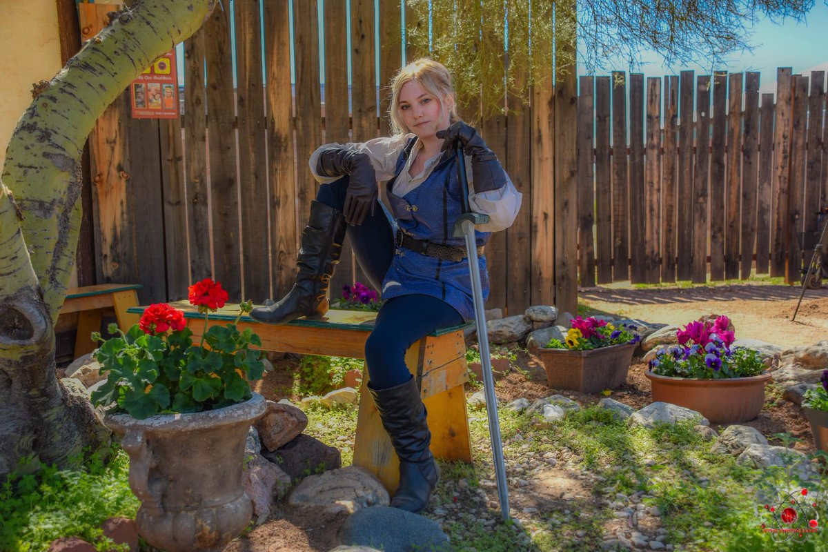 KimberlyUpland's tweet photo. Emma had fun at the 
@azrenfest Photos by 
@GNERDCorner #emmaswanjones #emmaswancosplay #ouatcosplay #emmajones #captainswan #jennifermorrisonlookaliike #emmaswancosplayer #reniassancefestival @jenmorrisonlive @AdamHorowitzLA @OncerCosplay @OnceABC https://t.co/YPWSG1NQu3