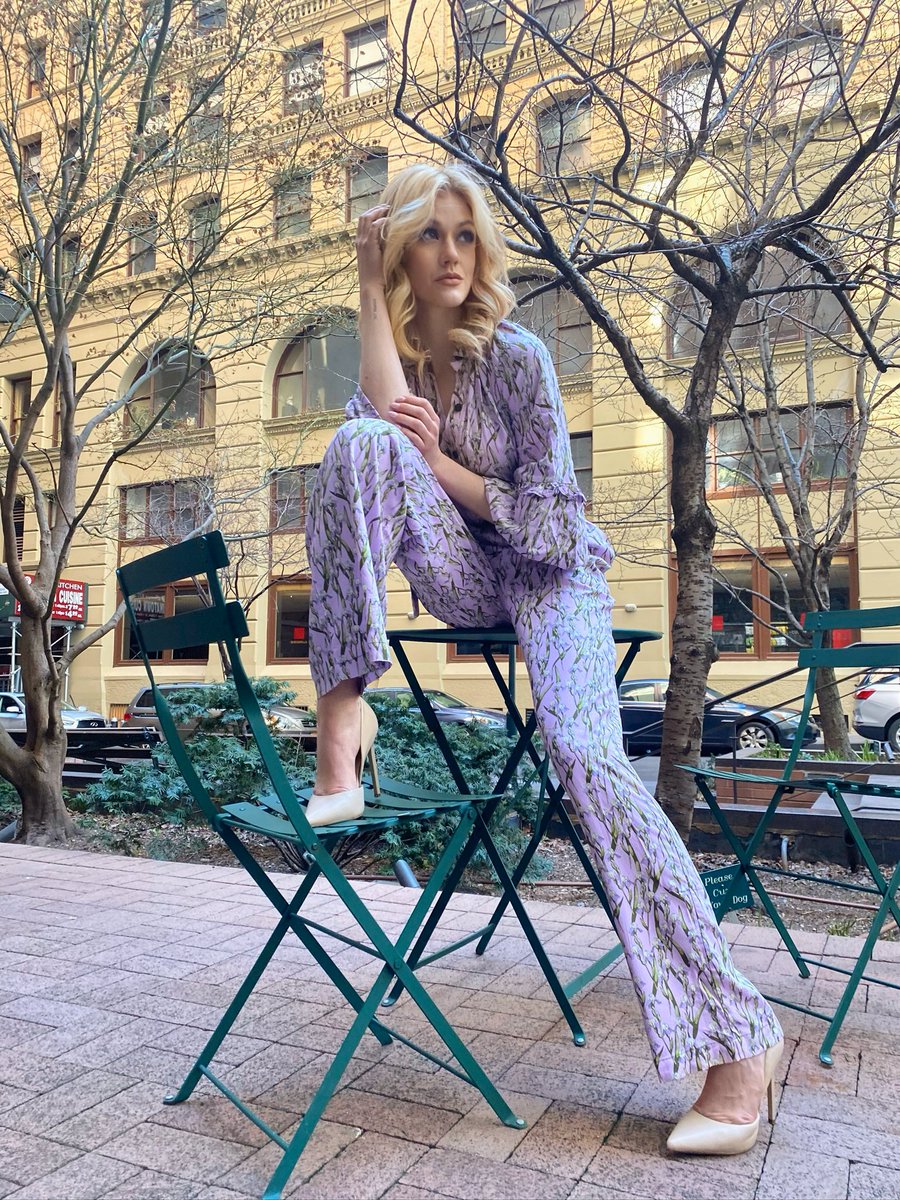 TMI_Uruguay's tweet photo. 'Sunday in the park with #HappyxNature... 🍃🌼 #chairyoga #wheninNYC' @Kat_McNamara
#ShadowFam #Arrow #GreenArrowandtheCanaries https://t.co/iExwC8JdKm