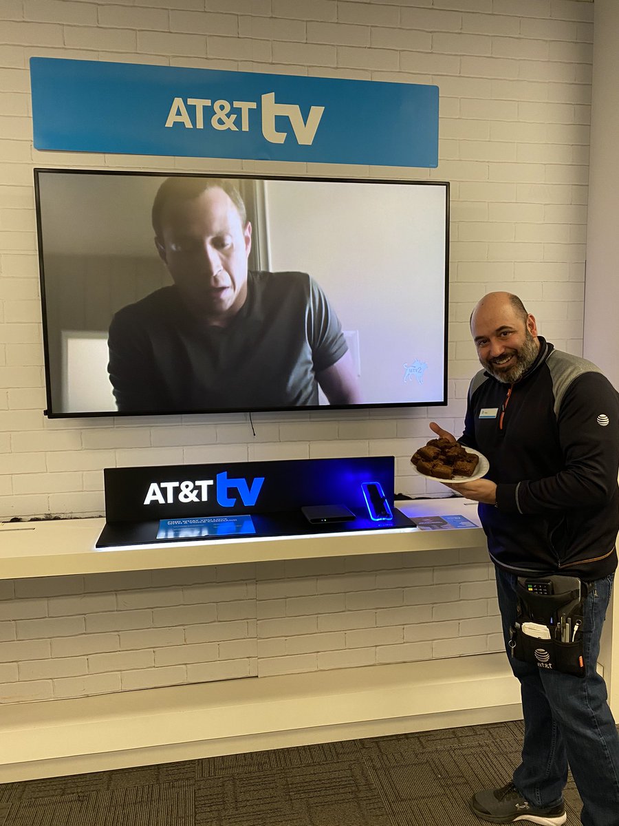 michelleeolea's tweet photo. Tony’s customer came back w a special treat for him for his excellent customer service and setting her up with AT&amp;T TV! 🤩 

@wilmer_mondesi @CJ_PriceGLM @b_rothblott @PaulaVofGLM 
#LifeAtATT #WeAreGLM https://t.co/MhTK6CiPfx
