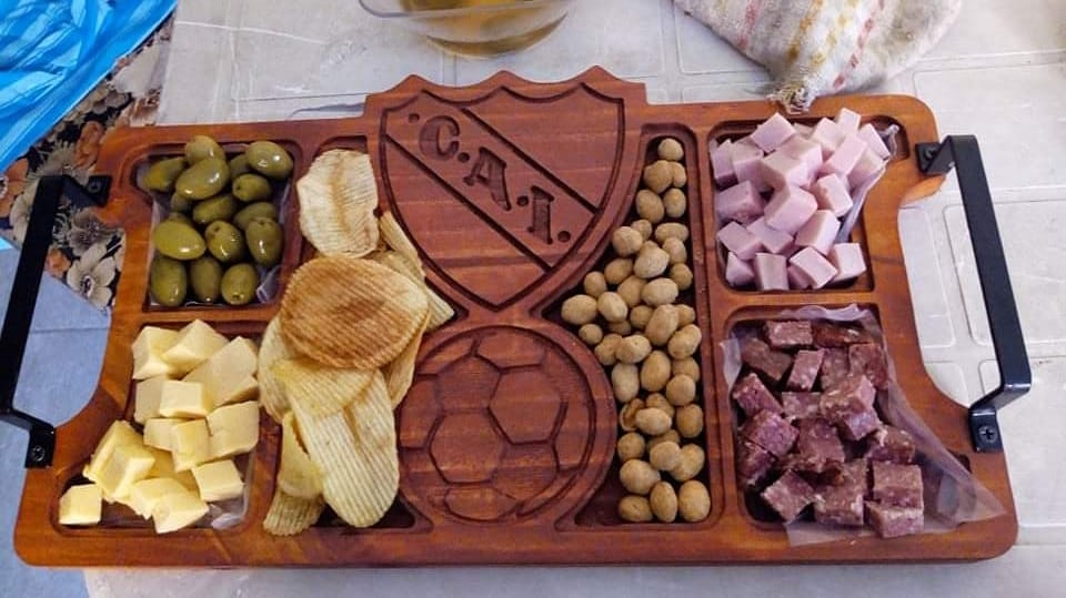 GiuliLuna4's tweet photo. Mis abuelos no la están pasando muy bien económicamente, y quería aprovechar para mostrarles los trabajos que hace mi abuelo con maderas (platos para bebés, tablas de picadas, de asado, de pizzas, etc) 
Me ayudarían mucho con un rt🙂❤
HACEMOS ENVÍOS A TODO EL PAÍS https://t.co/685RkzgHQV