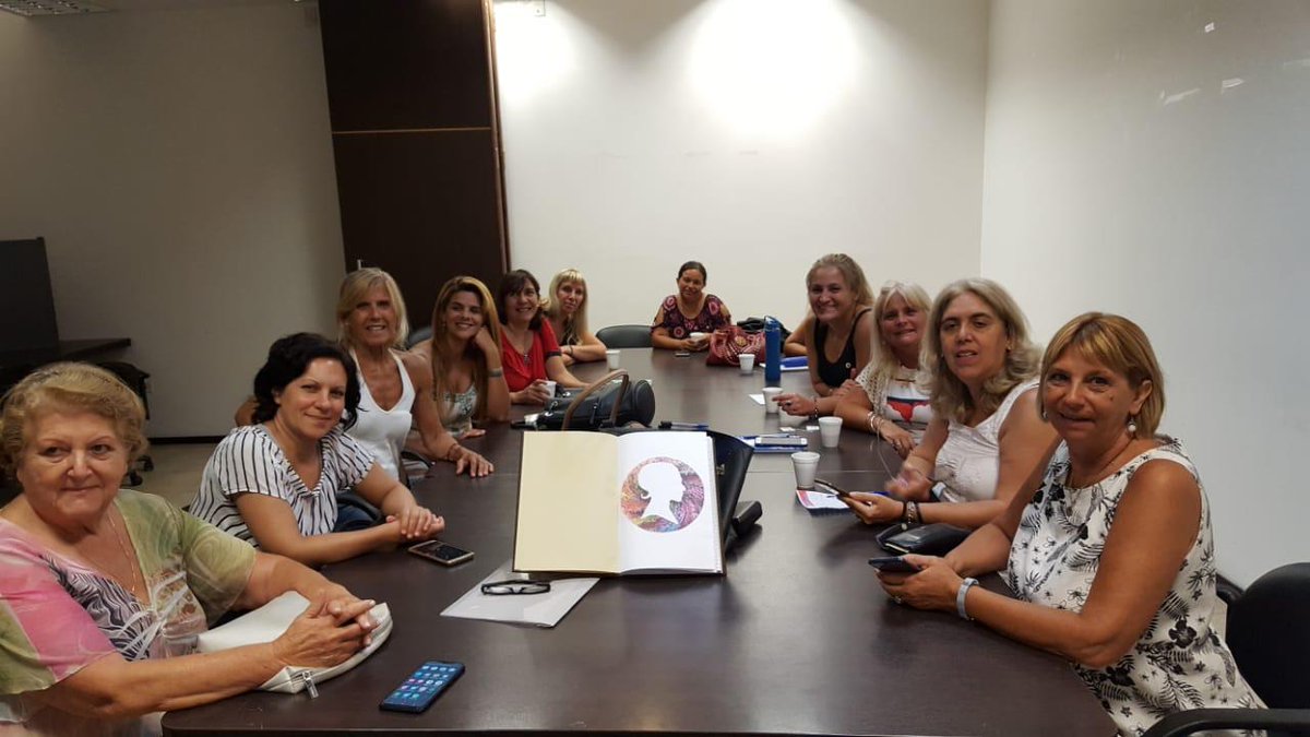 masperonismo's tweet photo. Con el objetivo de coordinar agenda y acciones con y para las mujeres y diversidades, realizamos hoy la primera reunión 2020 de #MujeresDeLa8va, creada desde el año 2016. 
Entre todas, es mejor.

#MarcelaPastore https://t.co/agAak1Mgy4