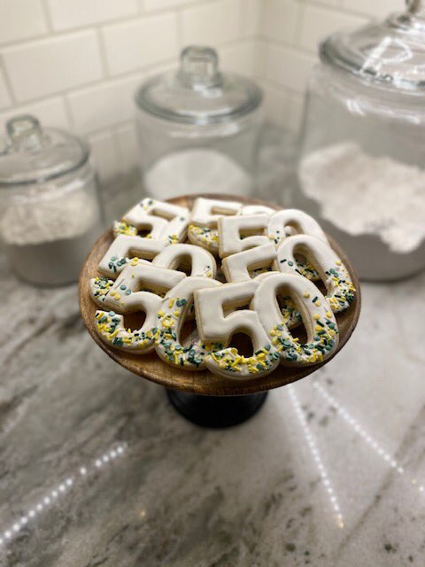 SpringValleyEd's tweet image. Our Annual Auction is happening THIS Saturday!!! Cookies will be for sale at the  50/50 raffle! The winner will win the opportunity to receive up to $500!! - Cookies made and decorated by SVHS Librarian, Allison Bird. 
Get tickets here 👉 sprngval.ejoinme.org/MyEvents/2020A…