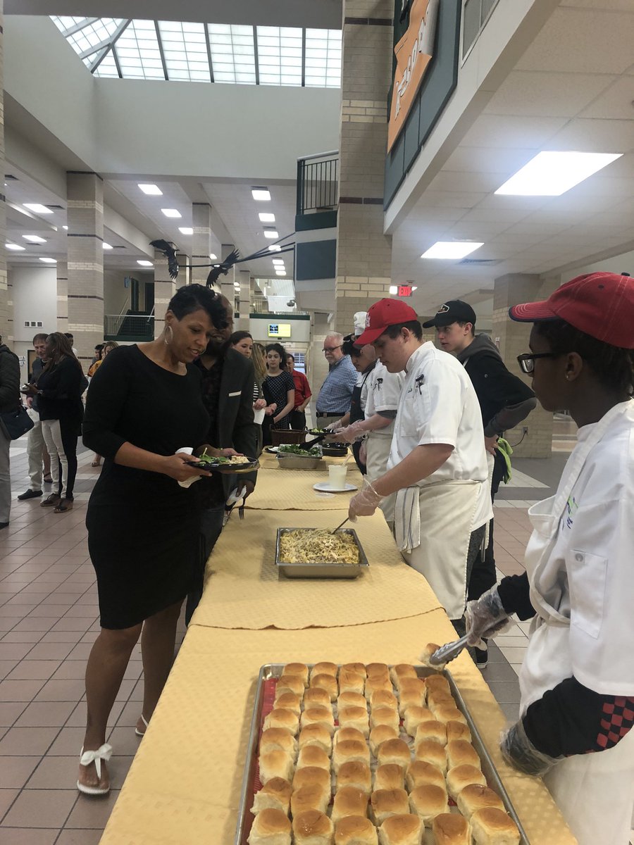 FHSCulinaryArts's tweet photo. Just another great evening to serve! @Fosterwrestling @LCISDGoldTrack @LamarCISDCTE https://t.co/cVBIujZMDj
