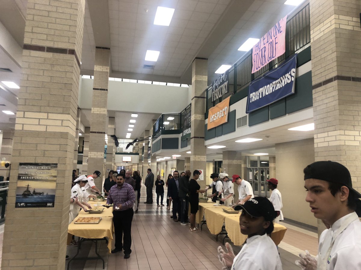 FHSCulinaryArts's tweet photo. Just another great evening to serve! @Fosterwrestling @LCISDGoldTrack @LamarCISDCTE https://t.co/cVBIujZMDj