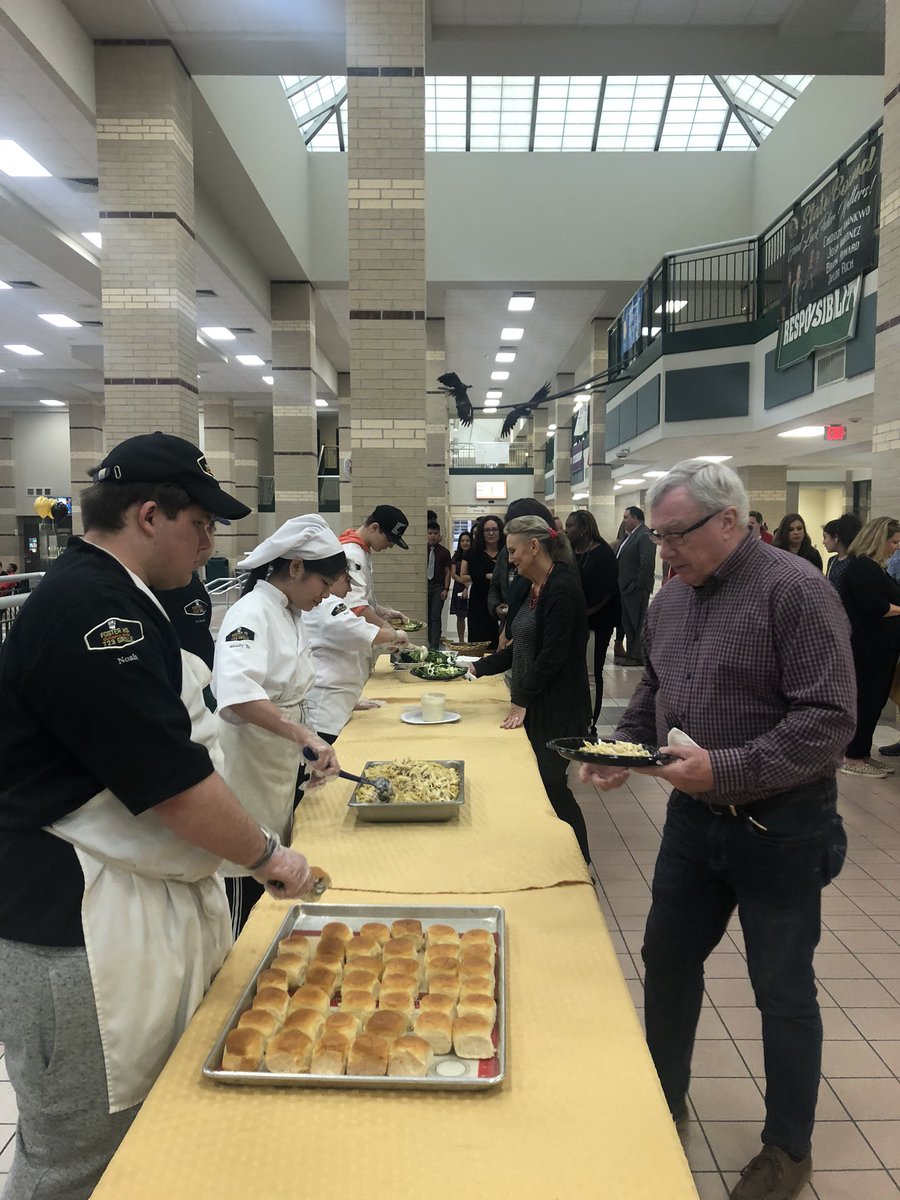 FHSCulinaryArts's tweet photo. Just another great evening to serve! @Fosterwrestling @LCISDGoldTrack @LamarCISDCTE https://t.co/cVBIujZMDj
