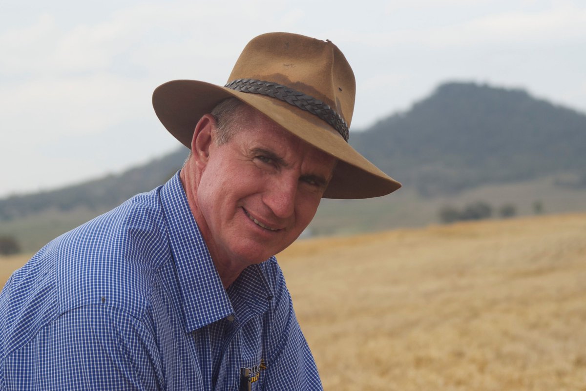 Congratulations to WeedSmart's Northern Extension Agronomist Paul McIntosh who received the <a href="/theGRDC/">GRDC</a> northern region 2020 Seed of Light Award last night for his significant contribution to the grains industry. Very well deserved 👏👏 bit.ly/2VH1WSz