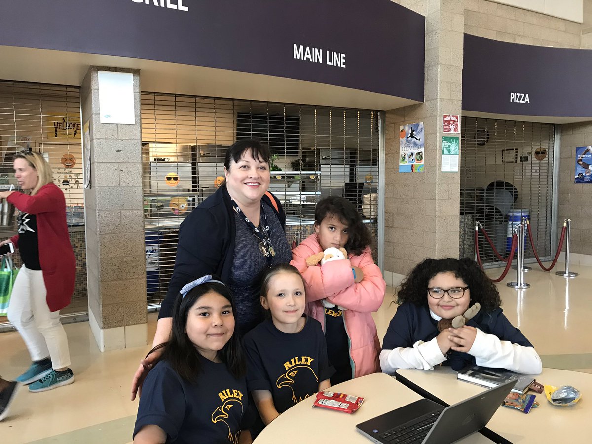 rileylibrary's tweet photo. Battle is on! Go Eagles! #RileyReads #SLCSDBattleoftheBooks2020 https://t.co/urorNqjV7n