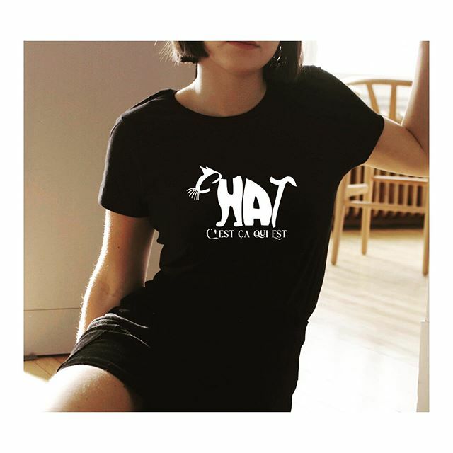 Callitee_tshirt's tweet photo. Très heureuses de vous présenter notre t-shirt « C’est ça qui est chat » qui intègrera notre nouvelle collection printanière. Il sera disponible à compter du 15 mars sur notre boutique en ligne (voir lien dans notre bio). #teeshirtdesign #catlovers #chat #humour #tshirtchat … https://t.co/P2GOsSgoI8