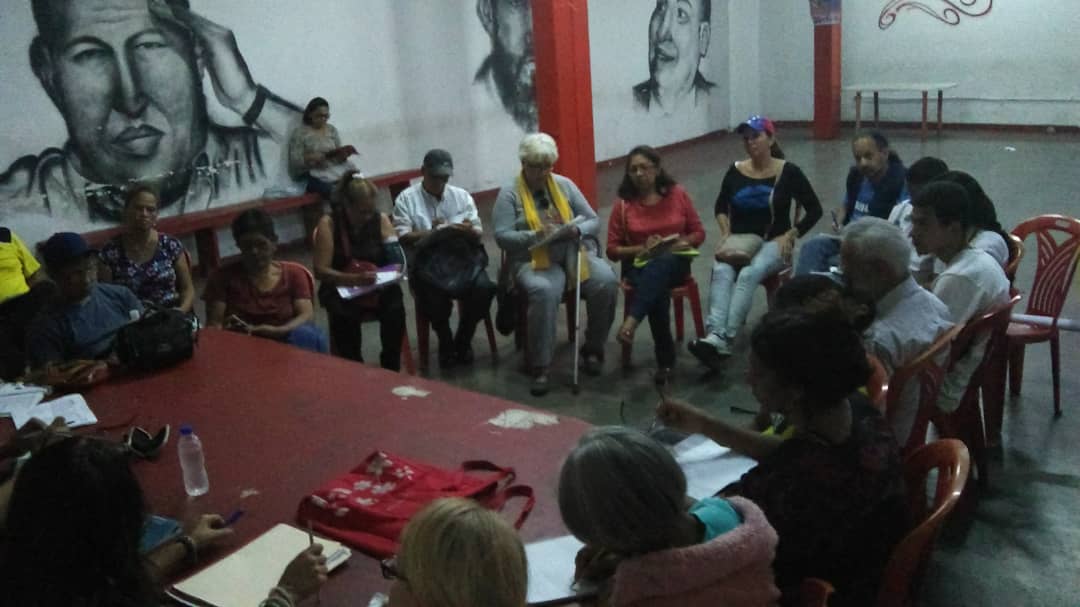 PSUVValle's tweet photo. #Ahora en desarrollo la reunión del Equipo Político Parroquial El Valle para la planificación y ejecuciones de actividades. 

Con la presencia de nuestro Concejal Circuital Armando Graterol y jefes de UBCH.

@nicolasmaduro 
@erikafariasccs 
@partidopsuv 
@taniapsuv 
@dcabellor https://t.co/dfACUMRZPw