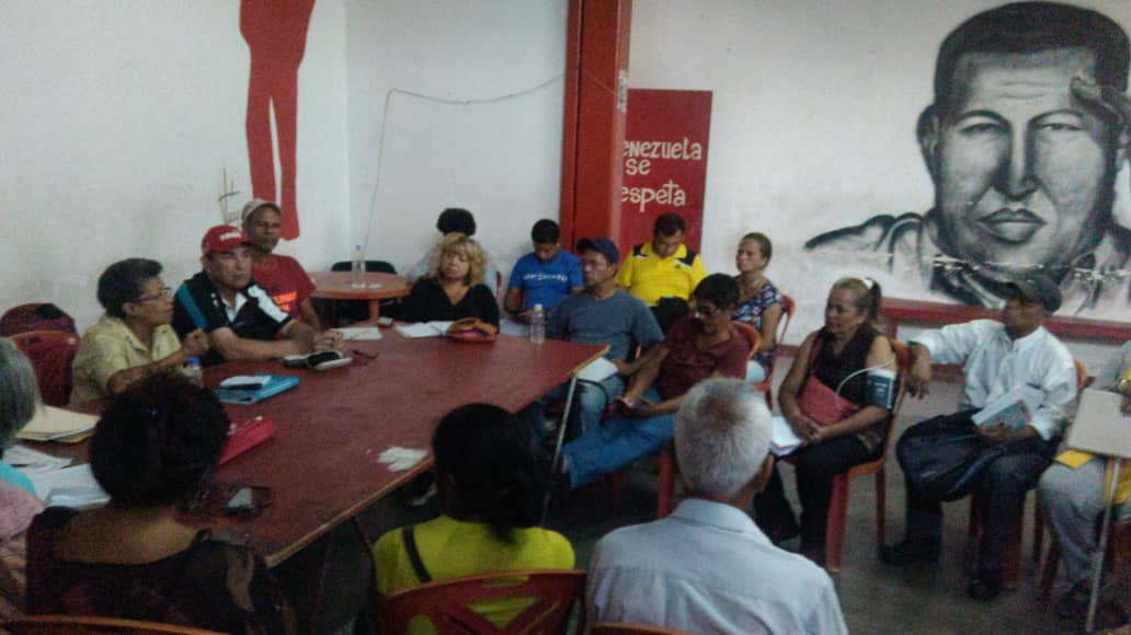 PSUVValle's tweet photo. #Ahora en desarrollo la reunión del Equipo Político Parroquial El Valle para la planificación y ejecuciones de actividades. 

Con la presencia de nuestro Concejal Circuital Armando Graterol y jefes de UBCH.

@nicolasmaduro 
@erikafariasccs 
@partidopsuv 
@taniapsuv 
@dcabellor https://t.co/dfACUMRZPw
