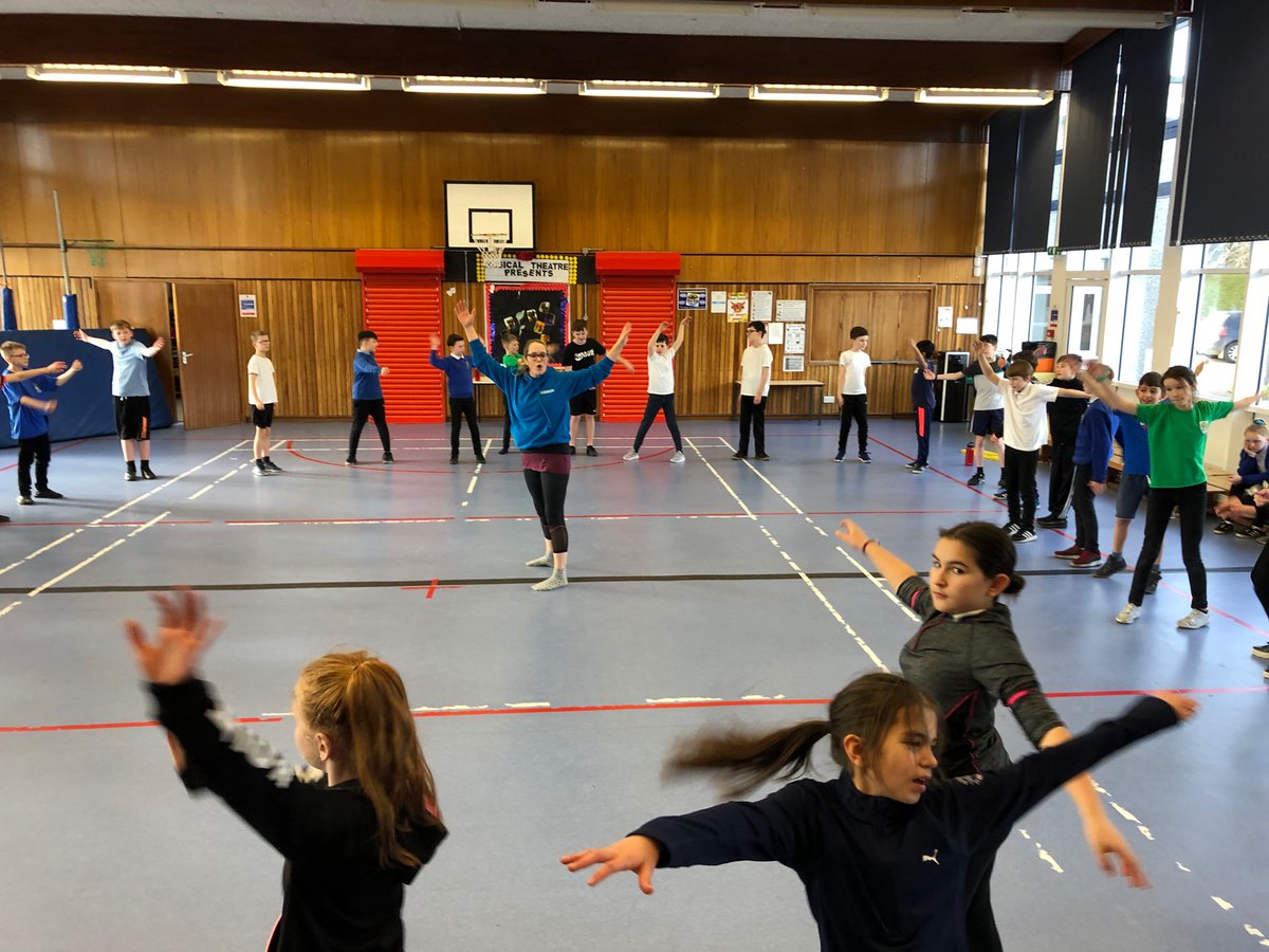 CanongatePS's tweet image. P7 &amp;amp; P6/7 #creativedance learning some ballet and contemporary movement with Mrs Scanlon to use in their group routines.