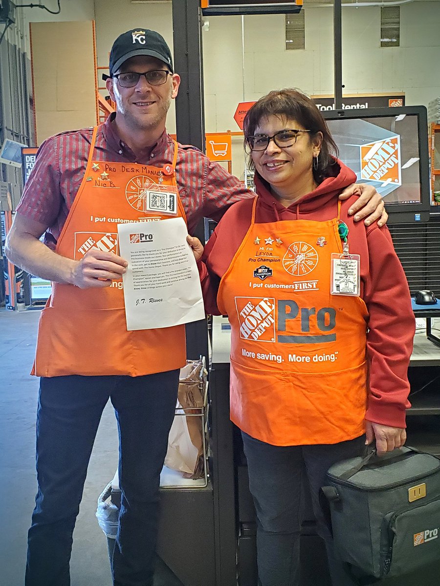 NicBeebe3021's tweet photo. No big deal... Just a TWO-TIME PRO CHAMPION!!
Gifts arrived today for our awesome PASA, Leyda Romero, and it was my pleasure to present them to her. A special "Pro Champion" apron, a lapel pin, a very nice lunch bag, and a "thank you" letter from J. T. Rieves. Go, Leyda!! 👏👏👏 https://t.co/5lVutz3Qtd