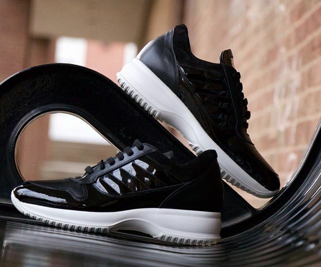 SavageLVSC's tweet photo. 🤣🤣👟 👟 #bitchdontwearnoshoesinmyhouse 
Except these though. These is 🥶 https://t.co/sTvfsTzaN6 https://t.co/fCSIKFjzCy
