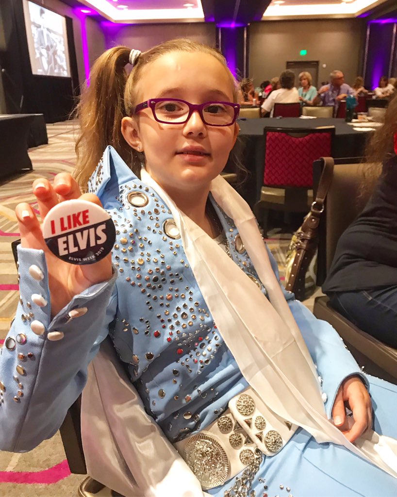 HANKER98's tweet photo. @GHGraceland Ava’s usually the youngest in the room...but that’s ok she loves getting “Elvis Wisdom” from all different angles...especially while she’s @GHGraceland #elviswisdom #theseacher #elvis #ElvisPresley @TupeloTomBrown @ArgoMemphis https://t.co/hTRDidn5M6