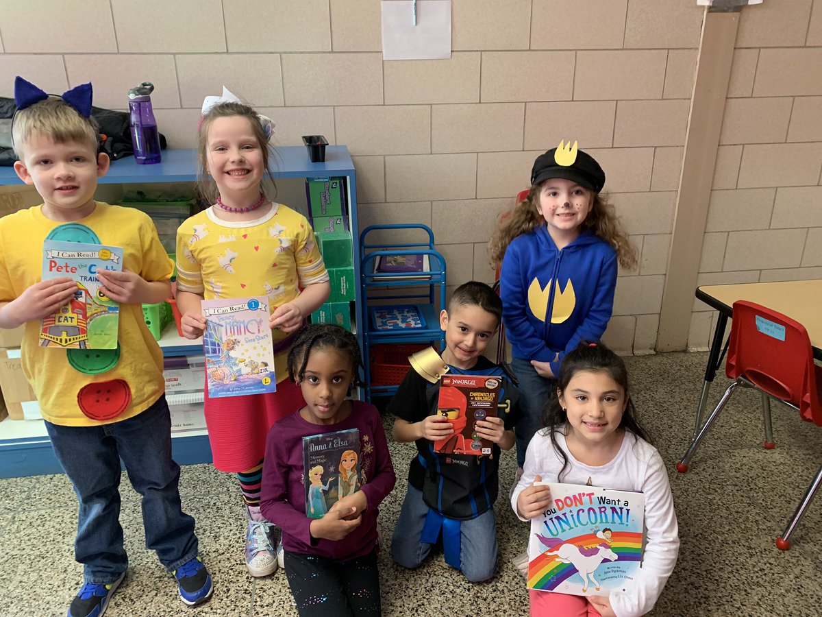 RHLeeESGrade1's tweet photo. 1st grade has been having so much fun during Read Across America week! #askmewhatimreading @RHLeeESReading @RHLeeESAACPS @AacpSeril https://t.co/JzK9FbY9sM
