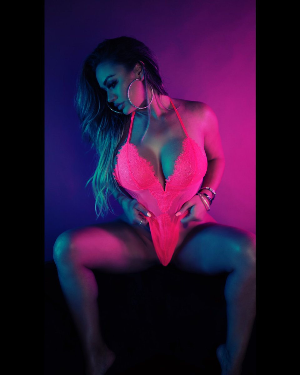 melindasharp_'s tweet photo. Make a wish #birthdaygirl 💜🎀🎂👑 https://t.co/J1dcZAdZFs