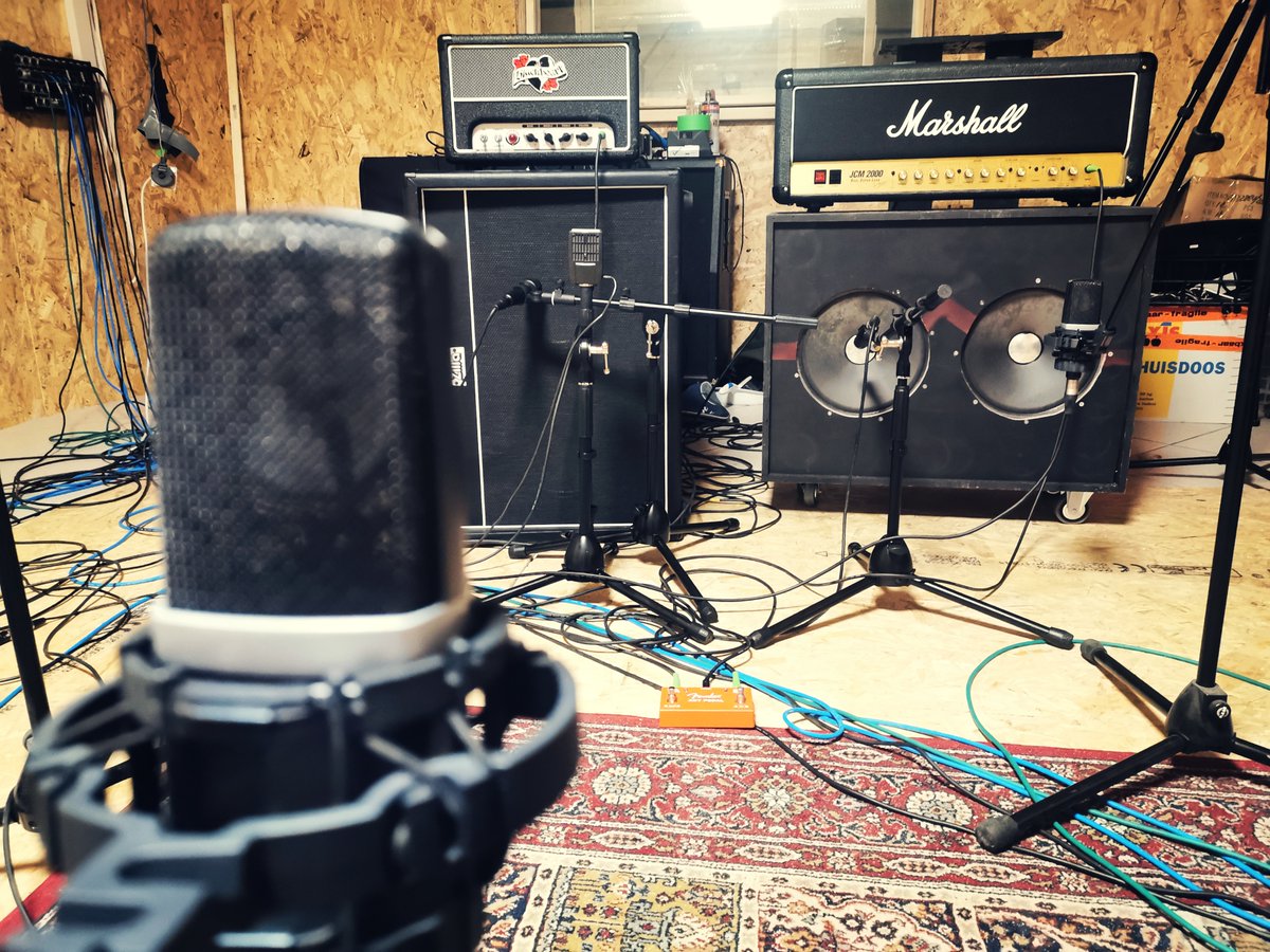 _MortalSound's tweet image. Sometimes your clean sound needs a army to be just perfect! @marshallamps JCM 2000 on a custom #zillacabs fatboy custom and a Blackheart Little Giant 5w on a Shenanigans Prime 2x12 prototype cab with @Fender Blue speakers!