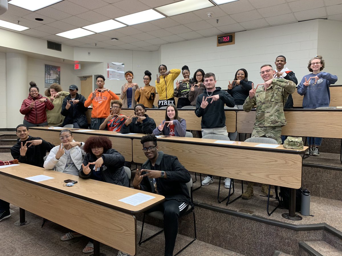 VTGateway's tweet photo. One final Gateway host training session with a lot of former hosts in this group ☺️🤩 We’ll host some make-up training sessions after spring break but we are READY for Gateway students to get here! @DannetteBeane @JuanMoreHokie @fshushok @VTSandsman @luisaem https://t.co/F1GRCRINrA