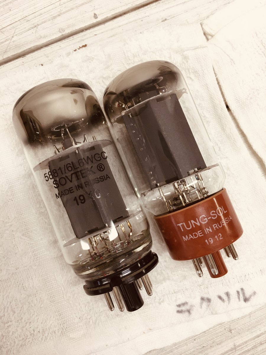 tecsolinc's tweet image. SovtekとTungSolの5881はギアーアンプに使用されることが多いため全長が短いのが特徴。並べてみるとタンソルの方が3-4mm短い。小型アンプではこの差が効いてくるかもしれないですね。tec-sol.com #真空管 #アンプ #SOVTEK #TUNGSOL #ギターアンプ #ベースアンプ #5881