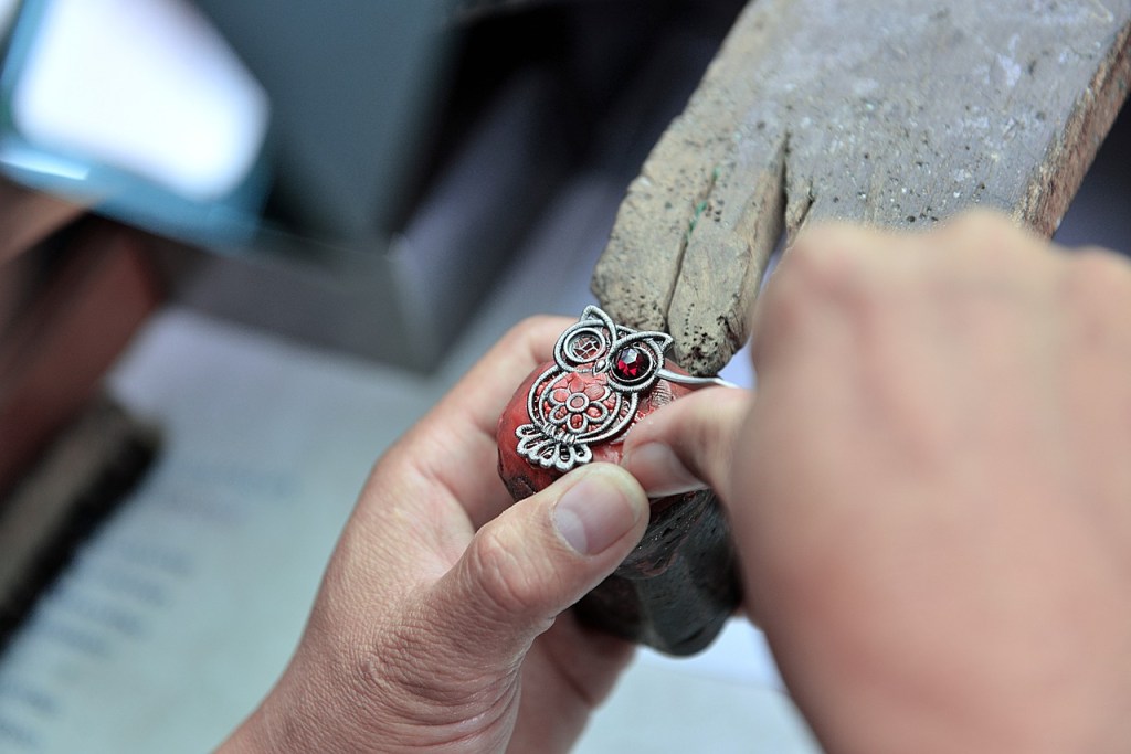 kajomag's tweet photo. In the #digital era, more and more people are turning to #handmade, and #Sarawak is not short of #creative #crafters.
#crafting #Borneo #Malaysia #folksy #craftsblogger #startups #entrepreneur https://t.co/w2gPaeVsB3 https://t.co/pUafICIDZD