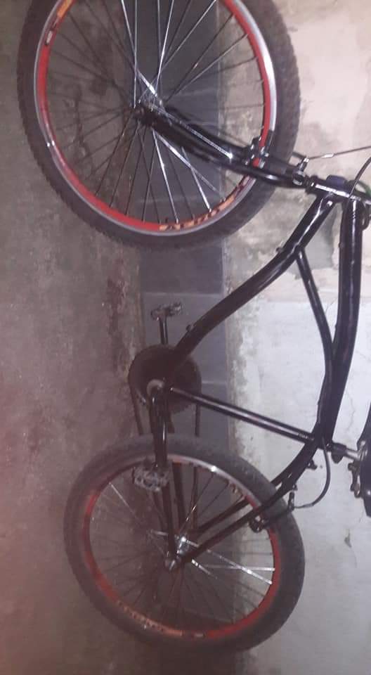 PH_Rodrigues157's tweet photo. Venho aqui comunicar que roubaram minha bike dentro da minha casa no CAMPÃO ( CURUMAU)  em quanto eu estava dormindo , n sei quem foi mas vou pegar nas cameras aqui da rua

Ela ta com us adesivos que brilha no escuro , vermelho e branco , caso tenha visto fale comigo 21 995481139 https://t.co/6K2yo6YZ6x