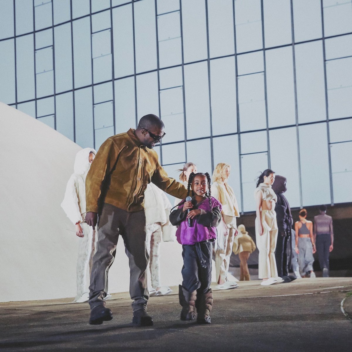 KimKardashian's tweet photo. 💜 https://t.co/pskzFcsUs6