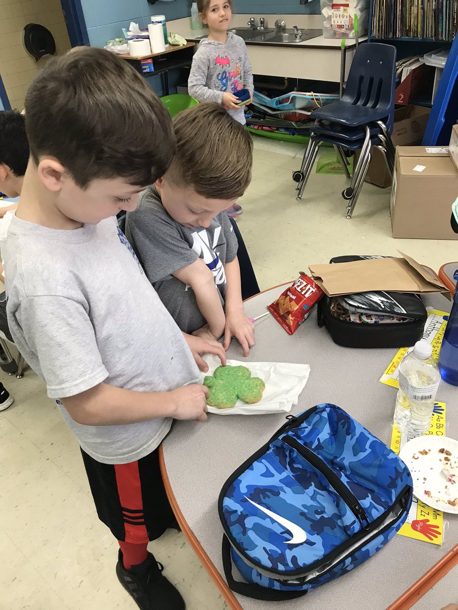MartiranoBiagi2's tweet photo. Creating our own “How Many” during snack time! #MathRocksInPac @MahopacMath @StaceyBiagini @FulmarsFinest @BlessingMahopac https://t.co/VaXEHOfv6K