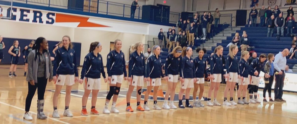 carolinee_vance's tweet image. come out and support your girls varsity team tomorrow as we take on goodrich @ 7 @ lake fenton in district semis!! 😤 @PCHS_LadyBball @pchsstudsection #beatthemartians