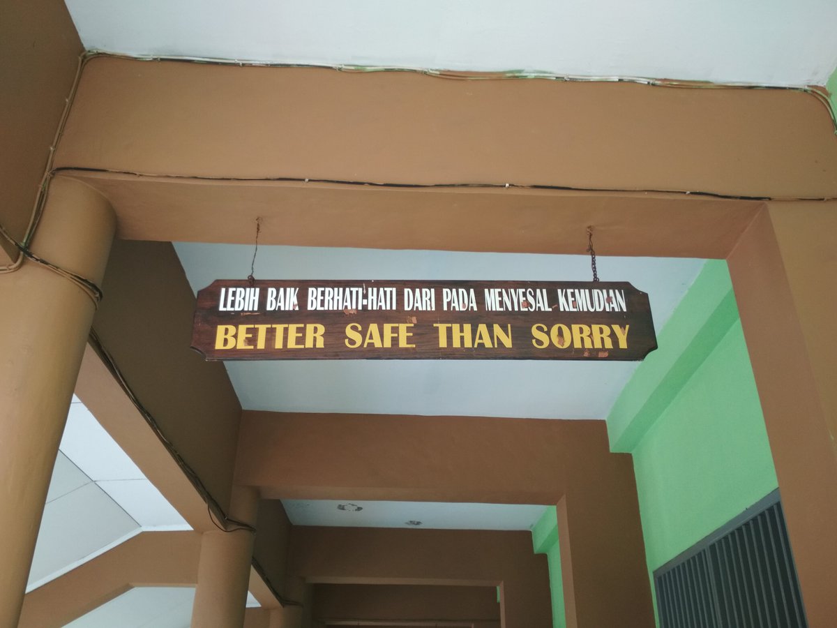 Semoga yang bikin bukan guru bahasa inggris..😂😂😂
#papan
#tulisan
#sekolah