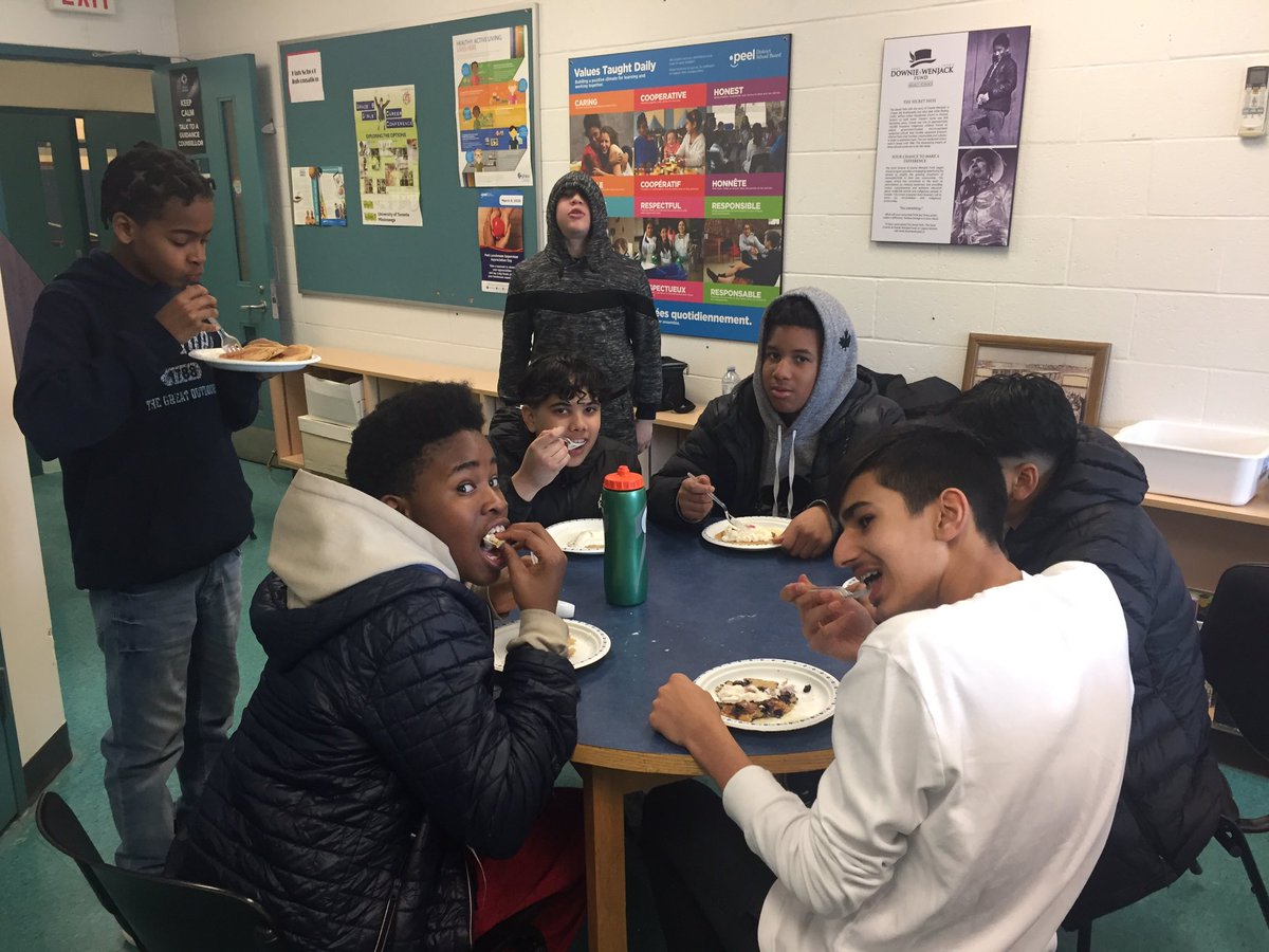 FallingbrookMS's tweet photo. There’s nothing better than pancakes! Except maybe great students who work together to  make such a great meal! Special thanks to @DarcyWindover and Ms. Davis.... great aprons btw! #fbmspride #pancakes #realmaplesyrup https://t.co/kxO9KvN4Tn