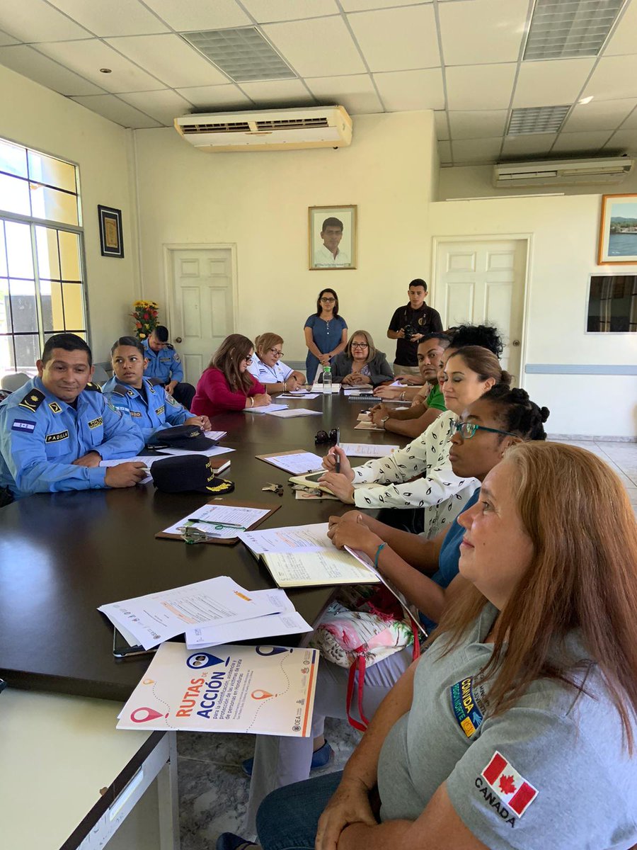 OEA_SegPublica's tweet photo. "La Ruta" promueve la mejora de coordinación gobierno-sociedad civil.

Policía, agentes d asistencia social, salud, migración, niñez, mujeres, trabajo y autoridades locales d Puerto Cortés y Omoa están +articulados xa enfrentar trata d personas con operación del manual x #CICEST https://t.co/jaAeMhZACj