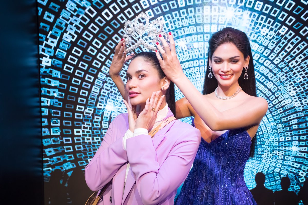 TussaudsHK's tweet photo. This is Pia’s 2nd time to Madame Tussauds Hong Kong and her FIRST time to see “Pia 2” here! Let’s learn how to pose with “Pia 2” and be the Queen when you come! 👑
 #madametussaudshongkong #PiaMadeIconic #MetroChannelPH #PiasPostcardsonMetroChannel https://t.co/bxhWyiv0y7