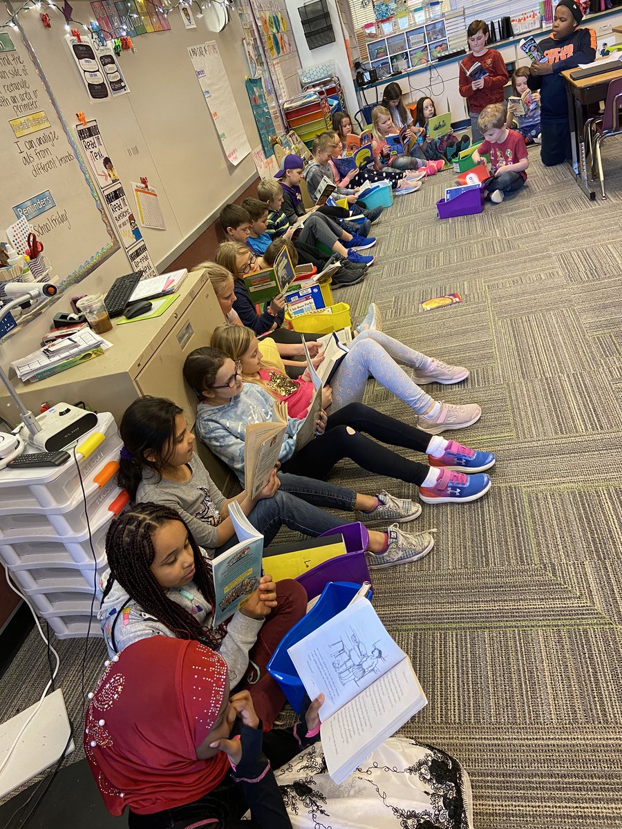 Reading in a row! 📚🐛