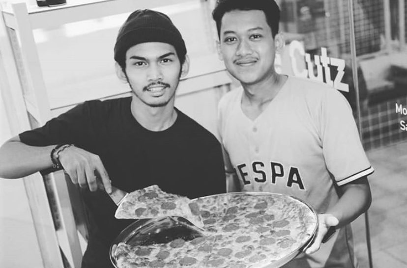 Anak gue si <a href="/putra_ammal/">aiueo</a> buka kios pizza kecil. Namanya Monna Pizza di Jl. Bawean no. 37, #Surabaya. Sudilah mampir yesss, dan semoga suka!

IG-nya <a href="/monna/">monna</a>.pizza
instagram.com/monna.pizza

Katanya harga mahasiswa alias affordable (15K-ish ukuran bozaaar).

PS: ibunya belum coba 🤭