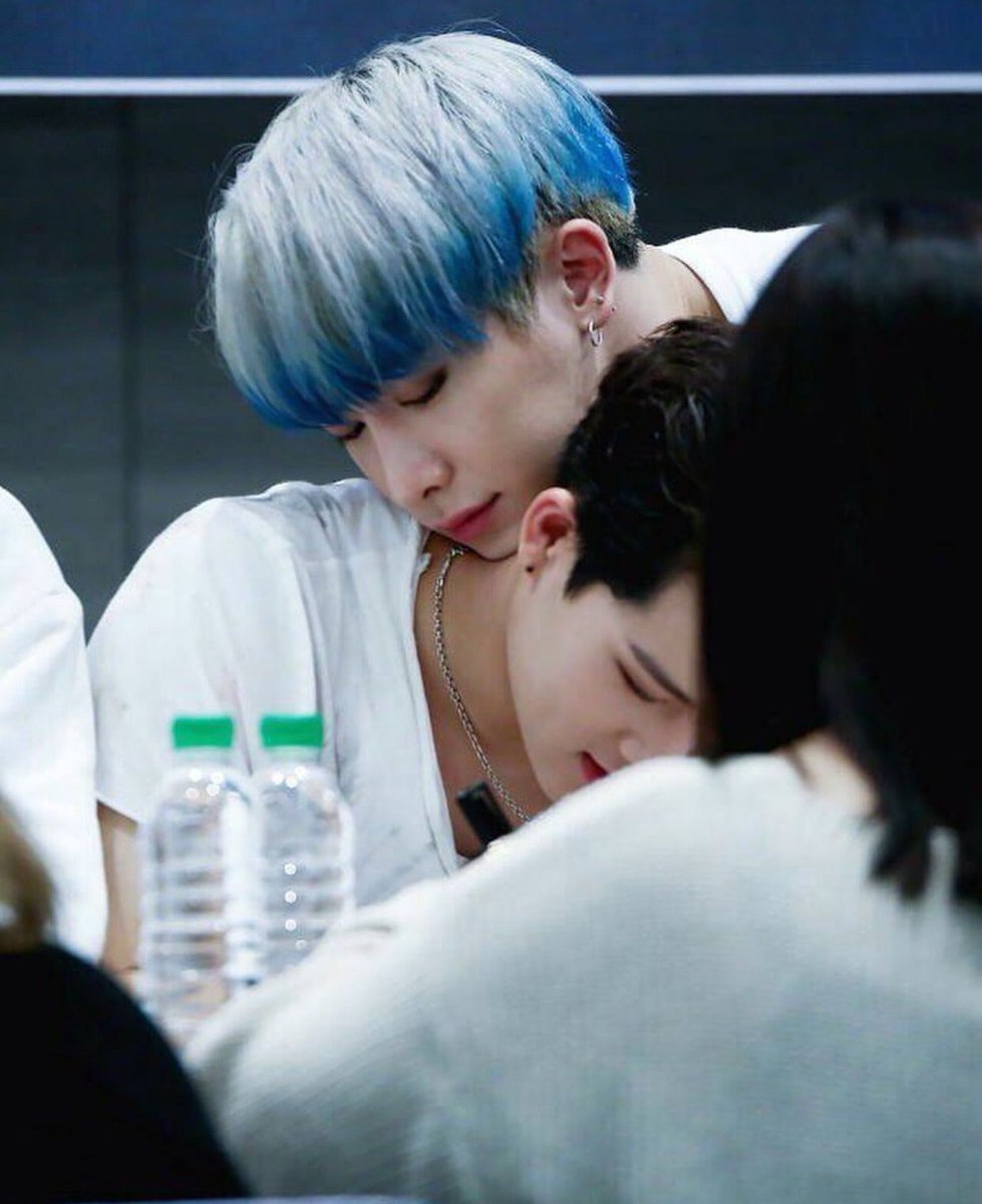 even wonho loves the neck so much 