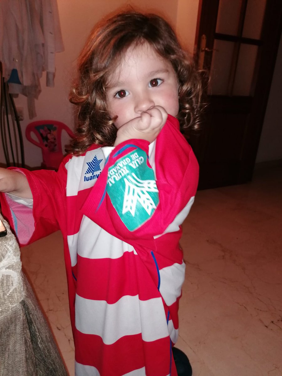 Lucenafans's tweet photo. La camiseta de se suda,la piel se deja y el escudo se besa 
#VamosGranada https://t.co/u8QxmoOdtS