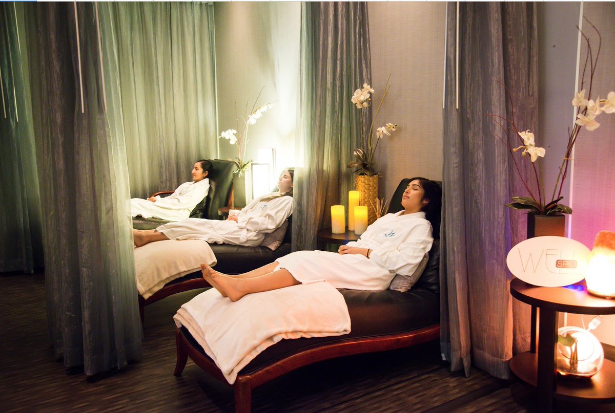 #Currently relaxing at <a href="/PlatinumLV/">Platinum Hotel</a>, away from the craziness of the Las Vegas strip. 
📸: <a href="/needlepixels/">NeedlePixels</a>