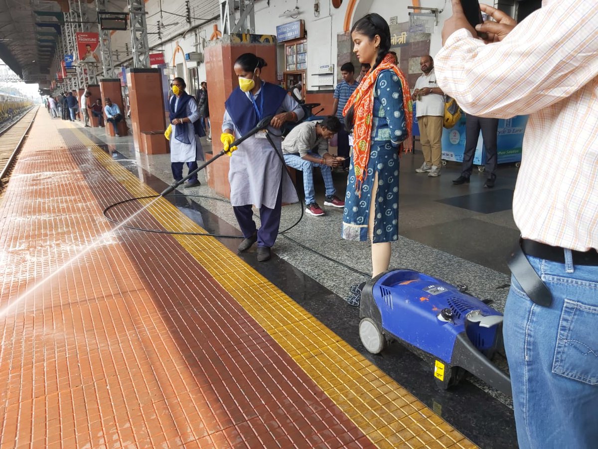 PiyushGoyal's tweet photo. दीनदयाल उपाध्याय स्टेशन पर कार्यरत हमारी इन महिला कर्मचारियों पर मुझे गर्व है, मेरे सहित अनेकों कर्मचारियों के लिये वह एक प्रेरणा हैं।

कंधे से कंधा मिलाकर चलने को तैयार रेलवे की महिलायें आज ट्रेन संचालन से लेकर पूरा स्टेशन संभालने तक का कार्य बखूबी कर रही हैं। #SheInspiresUs https://t.co/7sKtMup0UK