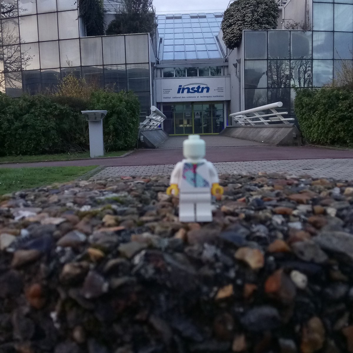 efde71's tweet photo. Hop on commence les photos pour la minifig #LEGO #freelug. Me voilà à l'#instn https://t.co/INIhBWbi8C
