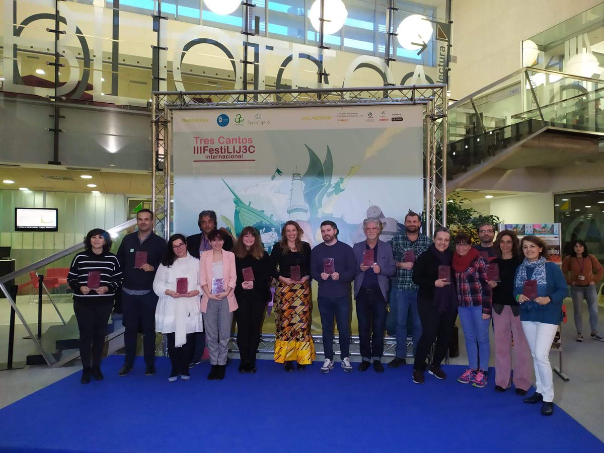 Se ha cerrado FESTILIJ 3C con una maravillosa noticia: se ha concedido el premio Torre del agua, de primeros lectores, a Sherlock Tópez y la abeja reina desaparecida. Es un premio muy especial porque lo conceden lectores y libreros. ¡Mil gracias por pensar en nosotras!
