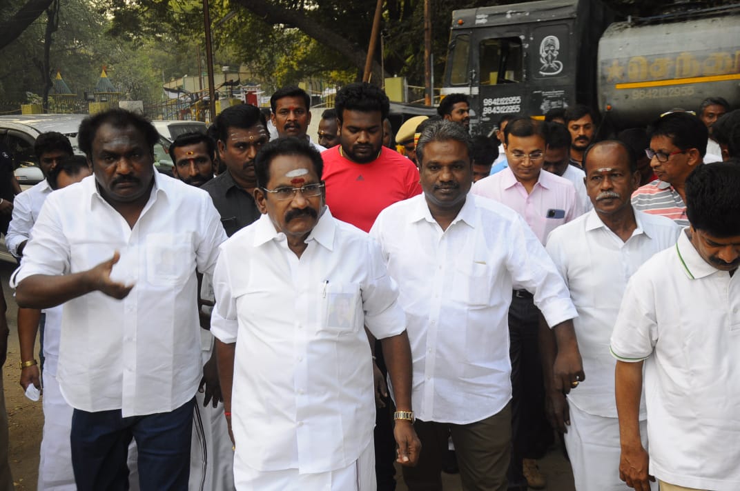 solaimrajaadmk's tweet photo. இன்று(4.3.20) காலை 7.00 மணியளவில் தமுக்கம் மைதானத்தில் நடைபெறவுள்ள #முதலமைச்சர்✌🏽🌱 கோப்பைக்கான (🏆 #CM_Trophy) #கபாடி போட்டிகளுக்காக ஆடுகளம் அமைக்கும் பணிக்கான 🔸#முகூர்த்த_கால்_நடும் #நிகழ்ச்சி(பூமி பூஜை) நடைபெற்றது.

#Ministers #MLA #DistrictCollector #CorporationCommissioner https://t.co/NPuY0UpEhR