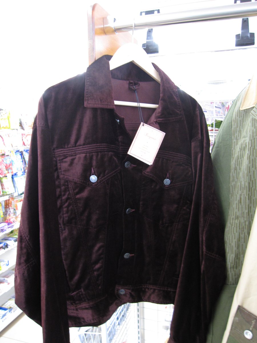 711hashikami's tweet photo. 日中、日差しがあったので、服コーナーを少し入れ替えました。春気分な売り場。
全国のセブンでも、屈指のラインナップではないでしょうか。
青森県内で取り扱いのないブランドや、かなり貴重な掘り出し物もあります。気になるアイテムがある方は、是非お声がけください!
#Varde77 #Iroquois #FDMTL https://t.co/L4oBEk9PEs
