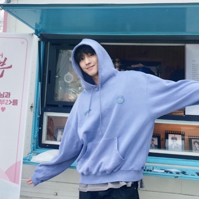 WAIT!!! Is it the same hoodie? Whose hoodie it is??! Seeing the size, i think it's hyoseop's, isn't it??   #ahnlee  #우진은재  #RomanticDoctorTeacherKim2