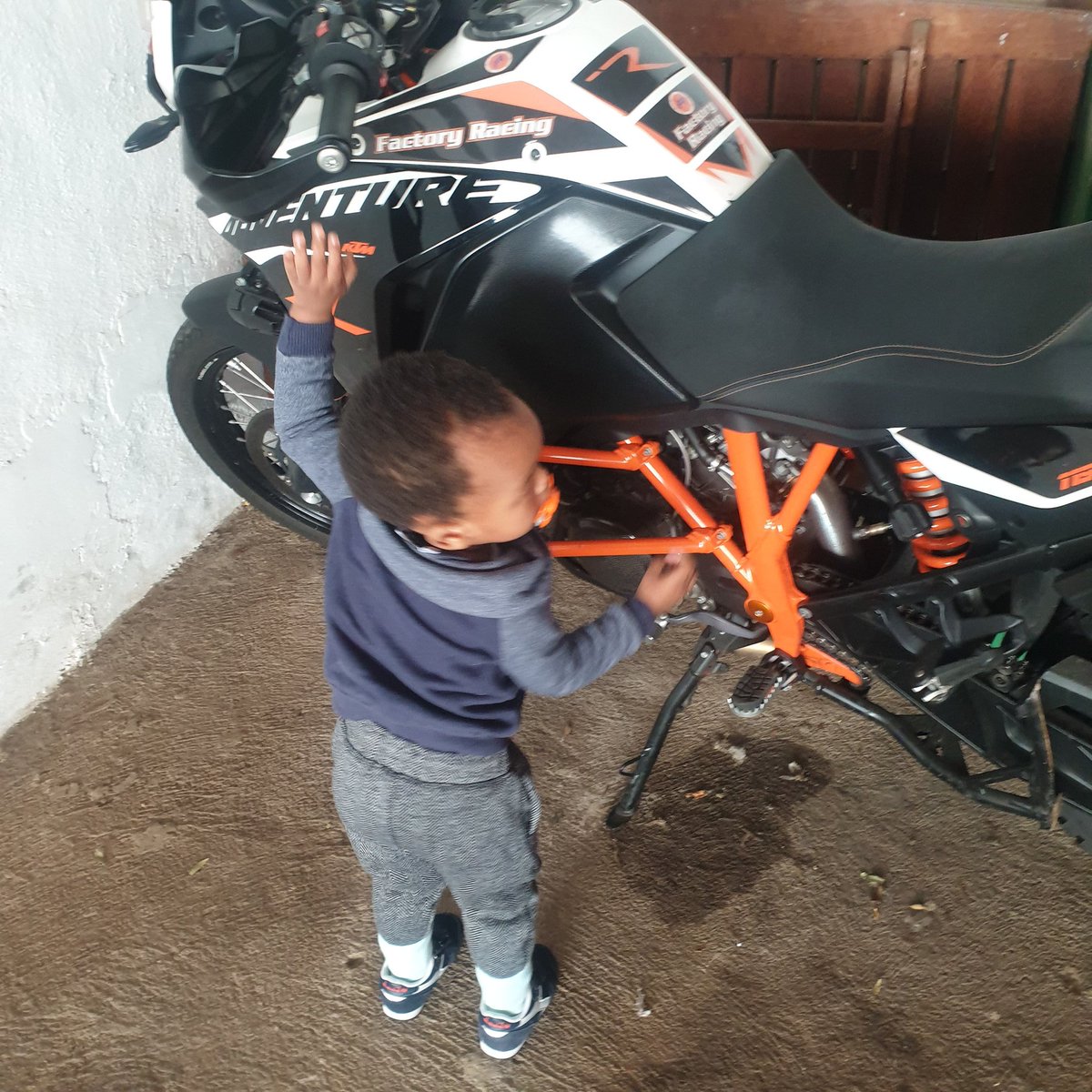 ted_pops's tweet photo. #TeamKTM #KTM #KTMbaby #KTMAdventure #TheOrangeArmy #FastKTM #MybikeMyrideMylife https://t.co/xSiEFciMLE