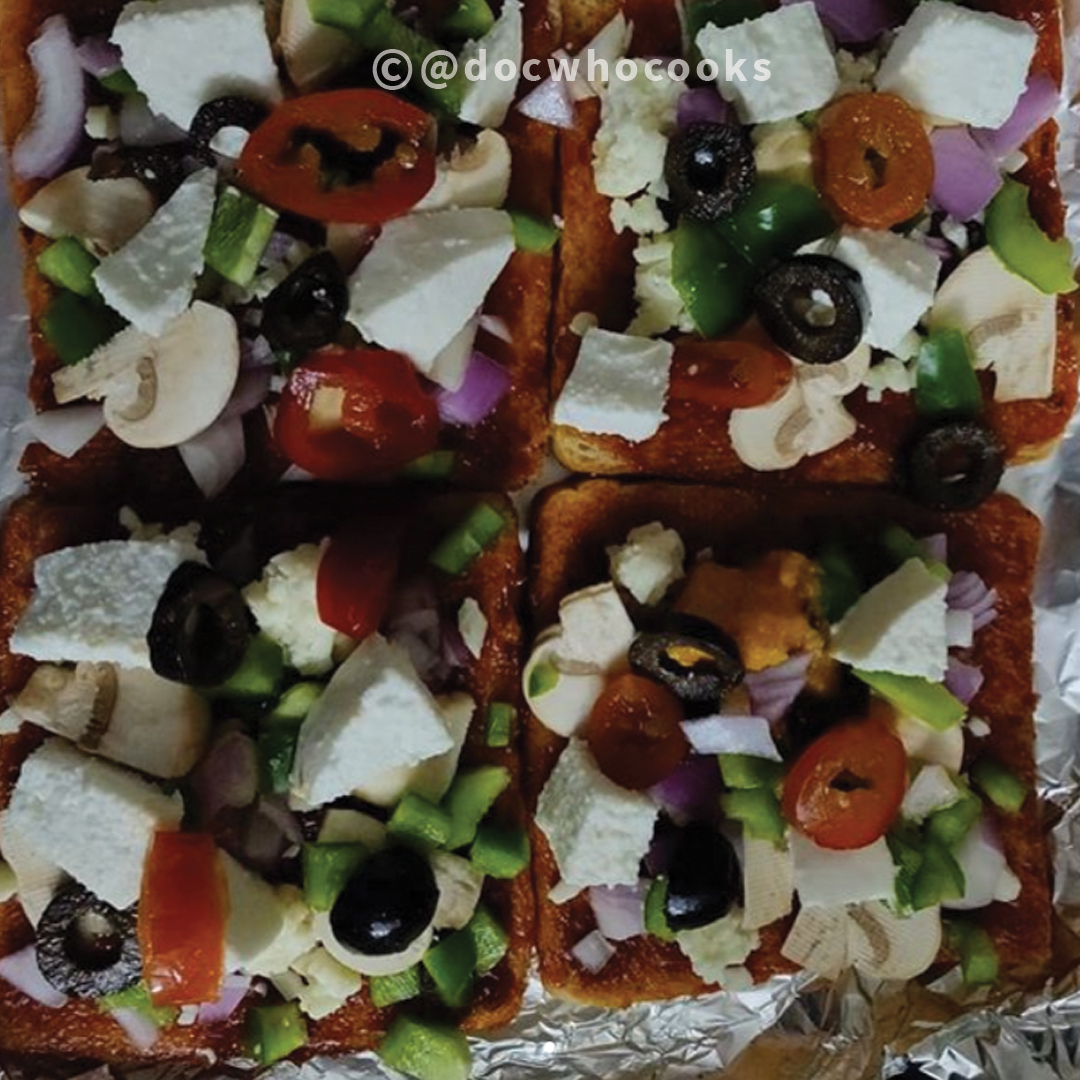 NeoFoodsIndia's tweet photo. Amazing recipe idea by @docwhocooks When you have pizza cravings but do not have pizza😛 .
Ingredients -  
Whole wheat bread 
Pizza &amp; pasta sauce 
Diced mozzarella &amp; cheddar 
Olives 
Red jalapeno @neofoodsindia 
Oregano and chilli flakes 
Vegetables from our sabzi mandi😁 https://t.co/MGKZB64sAl