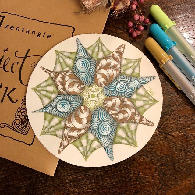 Emiko_K_28's tweet photo. #zentangle #pp08 day4 #prestrungzendala #tangle #pendrawing #patternart #gellyrollmoonlight new colors #relaxing #enjoy #meditation #ゼンタングル #プロジェクトパック08 #パターンアート #ペン画 #楽しもう #リラックス #瞑想 #マインドフルネス https://t.co/oqYXCUmeZk https://t.co/8fi05h89FR